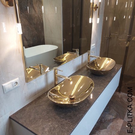 Мебель в ванную комнату с золотыми раковинами