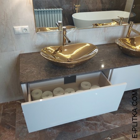 Мебель в ванную комнату с золотыми раковинами