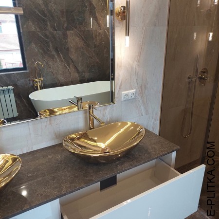 Мебель в ванную комнату с золотыми раковинами