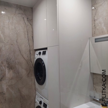 Стиральная машина спрятанная во встроенной мебели для ванной
