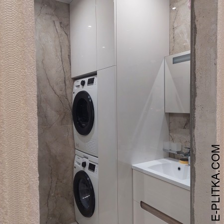 Стиральная машина спрятанная во встроенной мебели для ванной