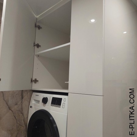 Стиральная машина спрятанная во встроенной мебели для ванной